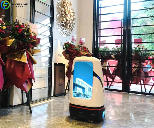 robot service in hotel